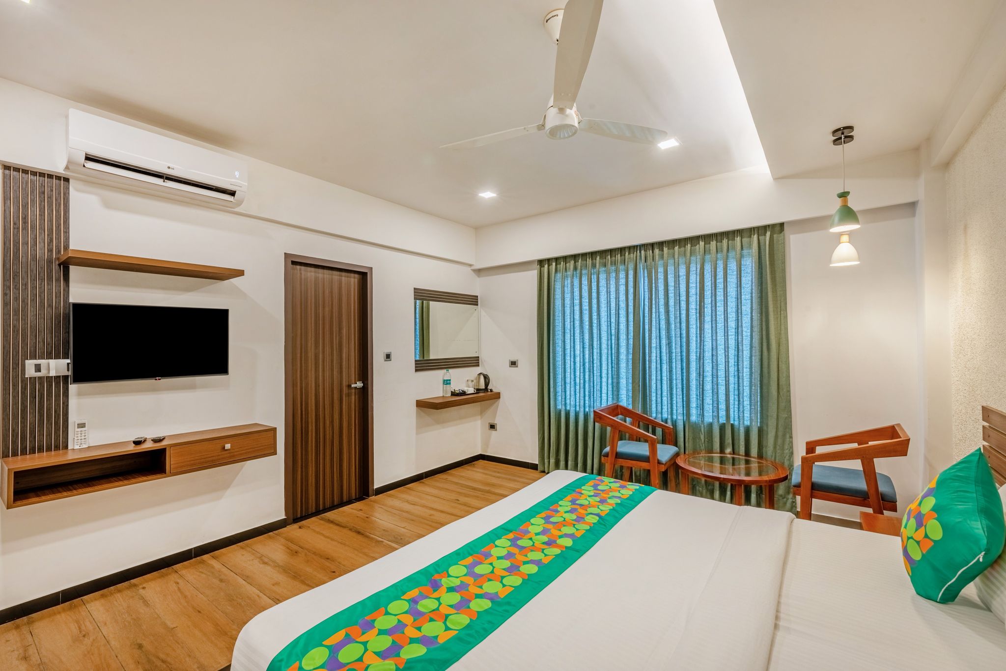 Treebo De Cloud 9 Regency Deluxe Room 4