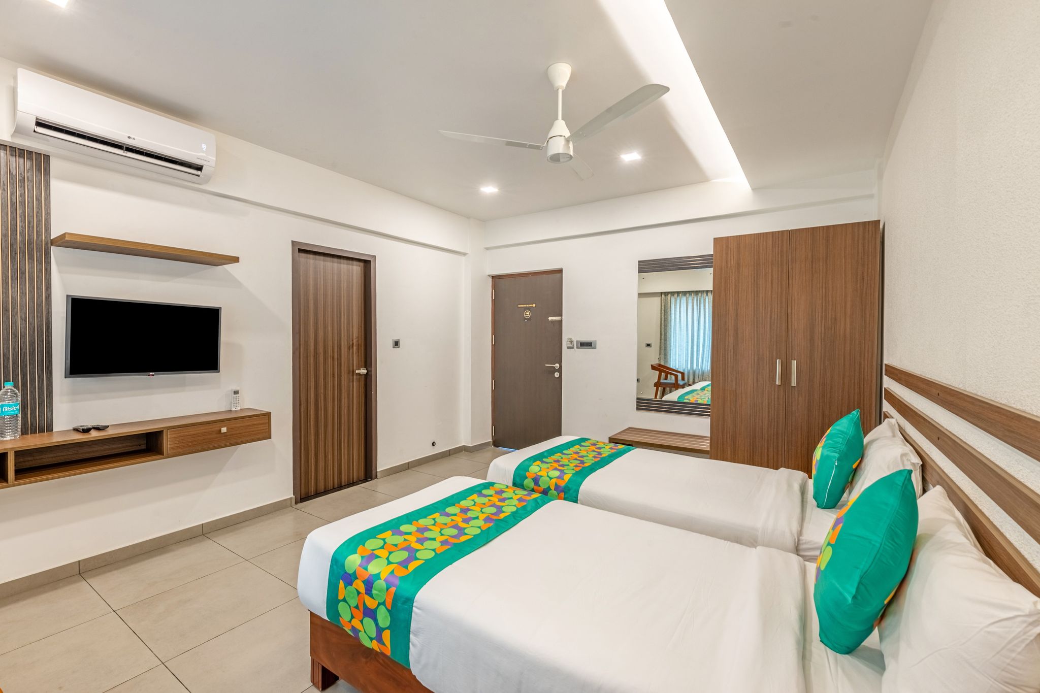 Treebo De Cloud 9 Regency Deluxe Room 2