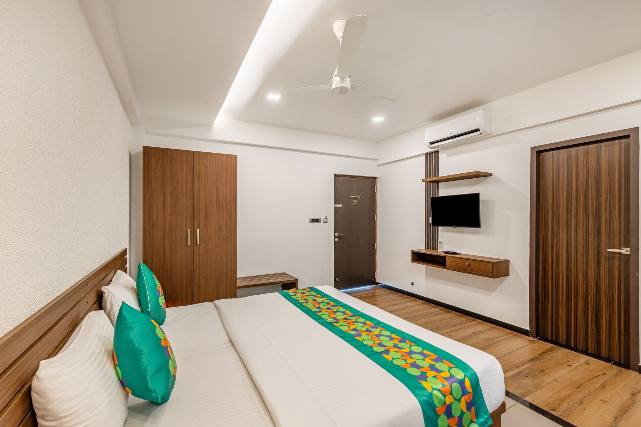 Treebo De Cloud 9 Regency Deluxe Room 5