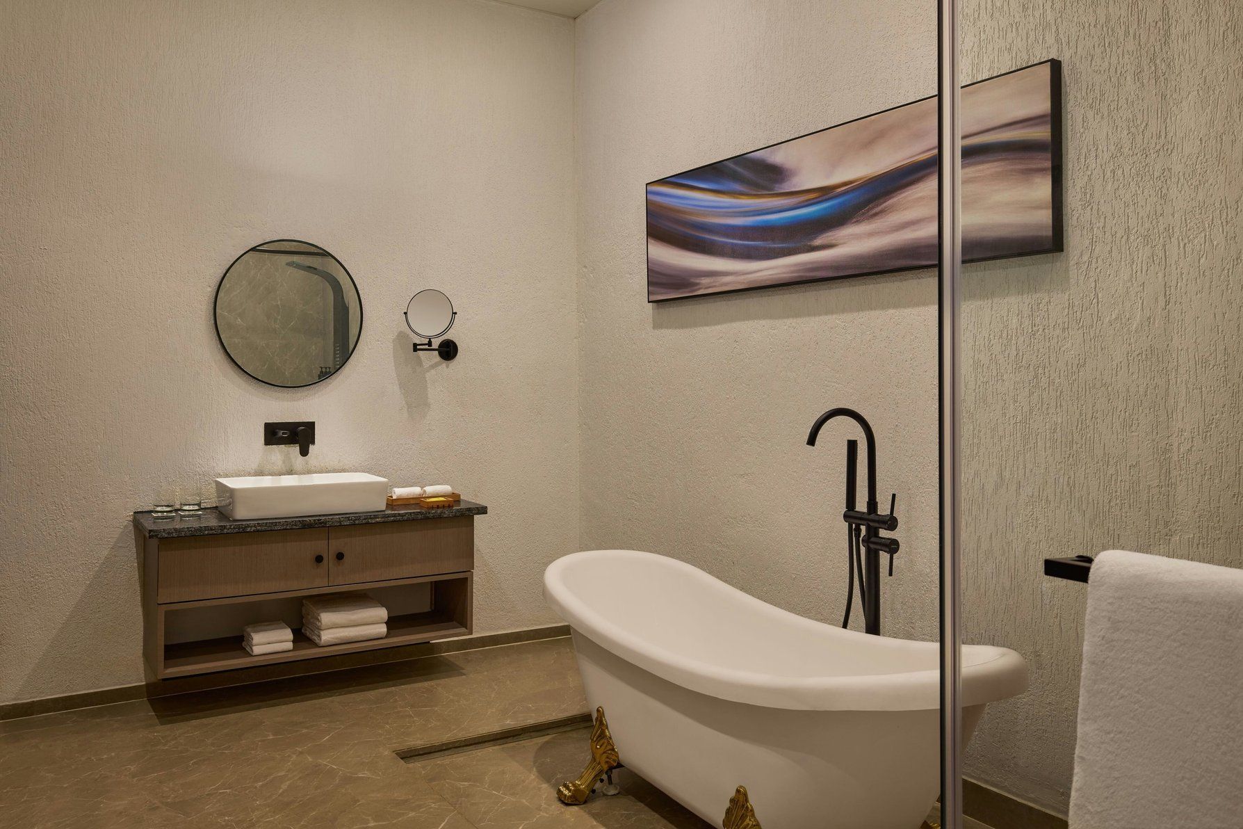 Hazel Suite Bathroom - Freestanding bathtub 