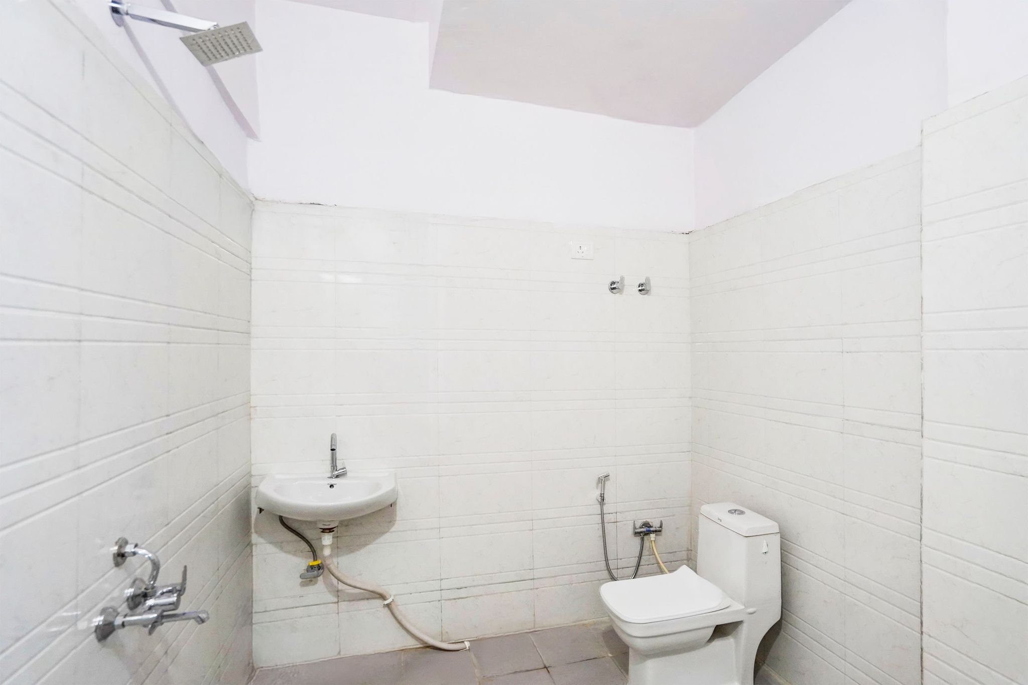 Hotel O Maharaja Hotel Near Vinayak Hospital Galli no. 5 Atta Market Classic 17