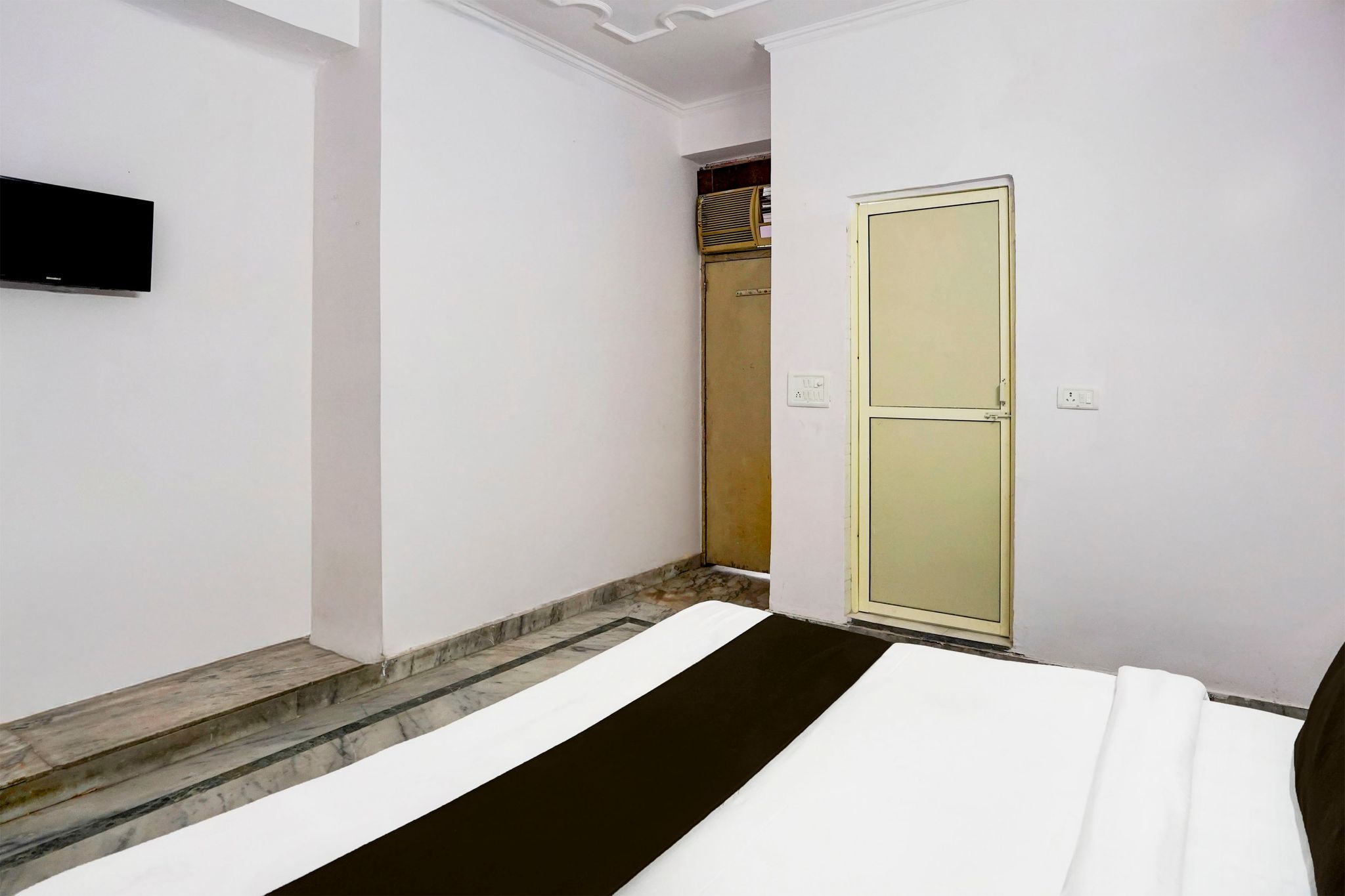 Hotel O Maharaja Hotel Near Vinayak Hospital Galli no. 5 Atta Market Classic 12