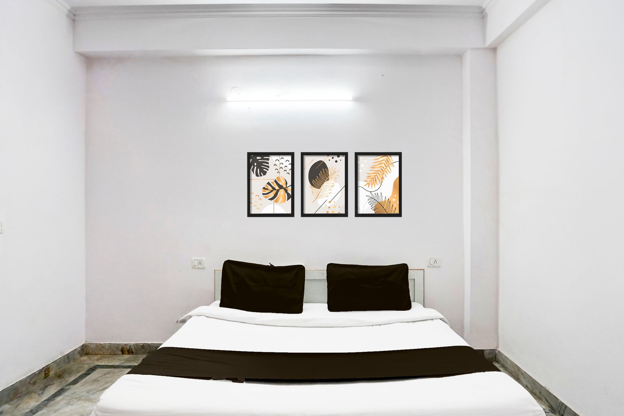 Hotel O Maharaja Hotel Near Vinayak Hospital Galli no. 5 Atta Market Classic 14