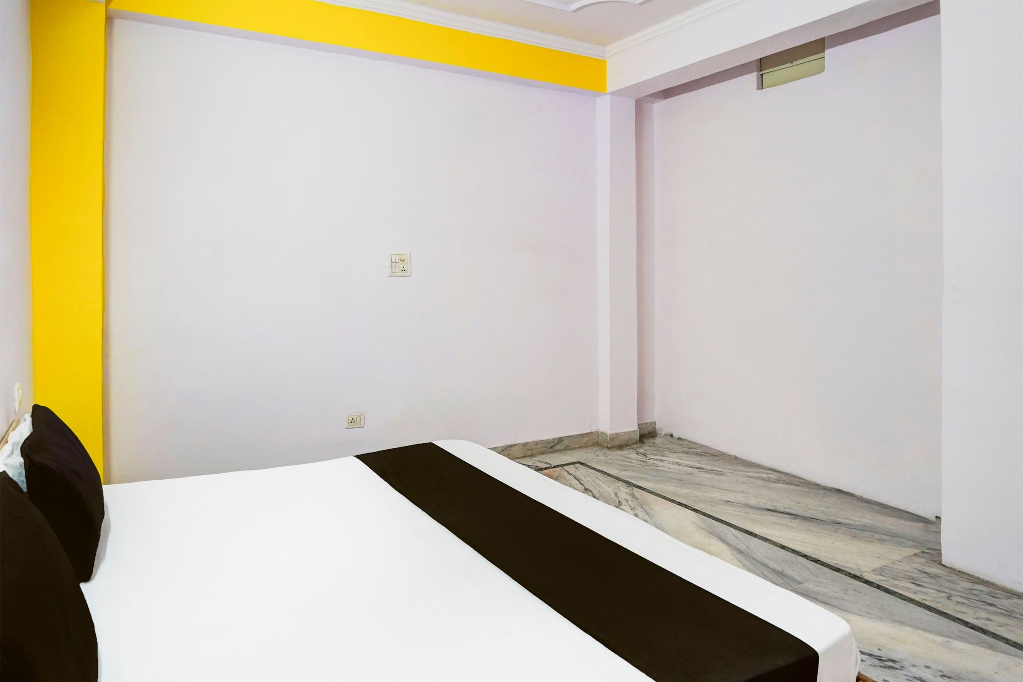 Hotel O Maharaja Hotel Near Vinayak Hospital Galli no. 5 Atta Market Classic 9