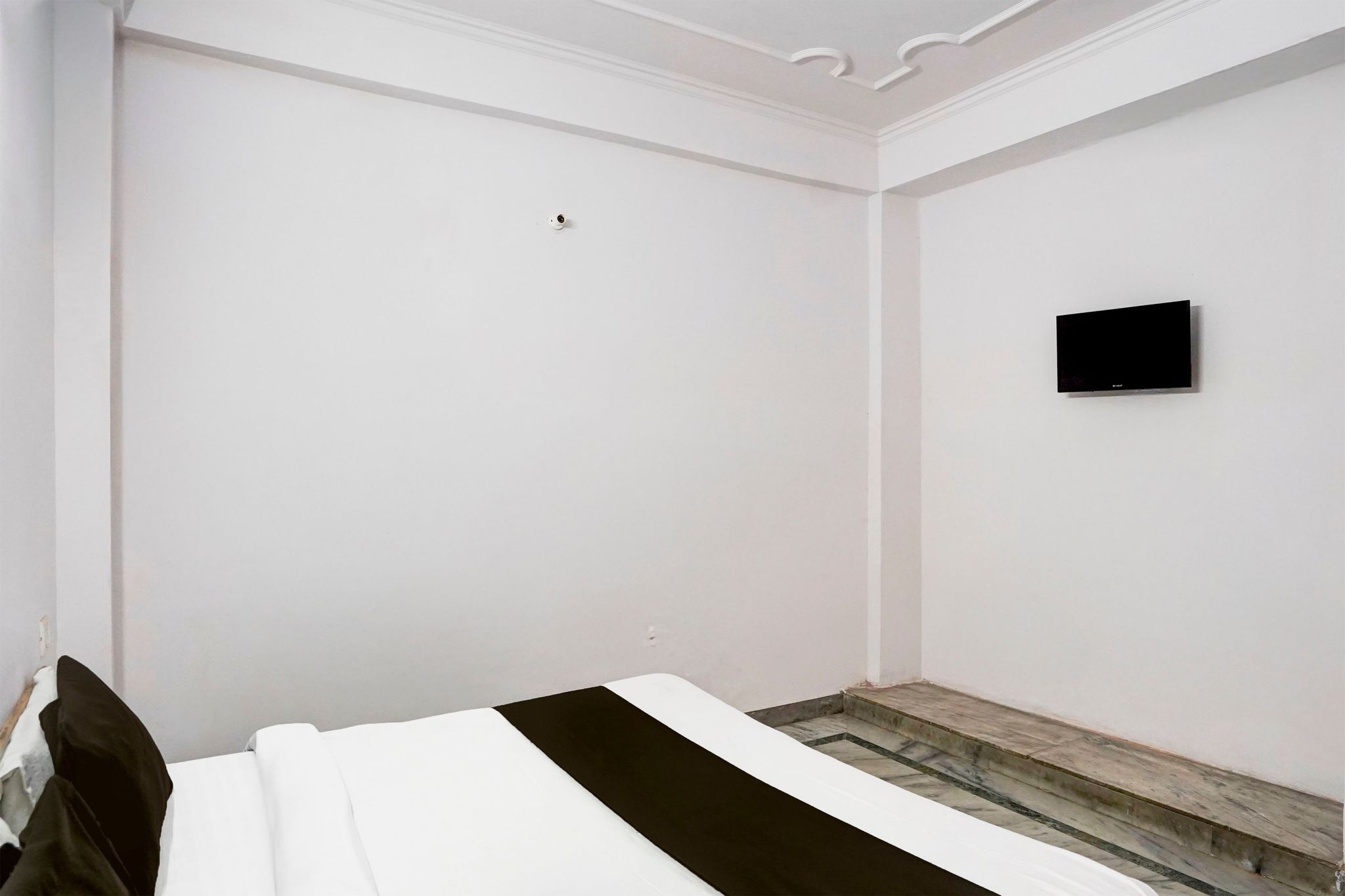 Hotel O Maharaja Hotel Near Vinayak Hospital Galli no. 5 Atta Market Classic 8