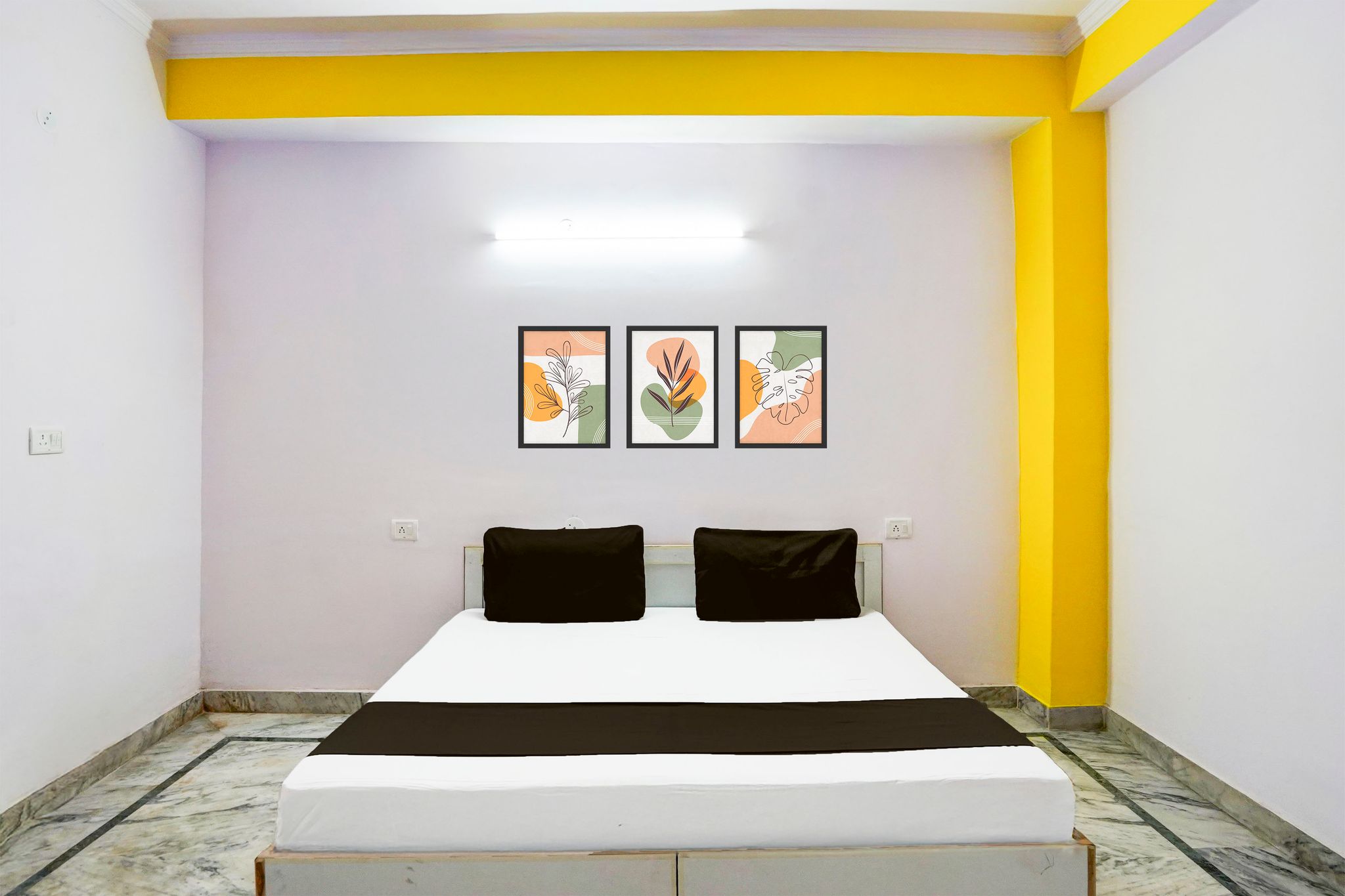 Hotel O Maharaja Hotel Near Vinayak Hospital Galli no. 5 Atta Market Classic 2