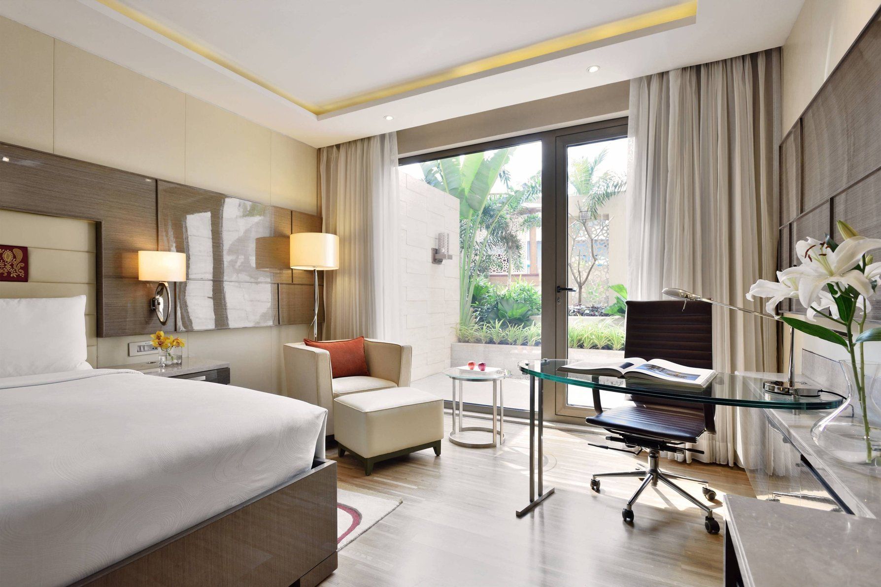 Executive lounge access, Guest room, 1 King, Balcony