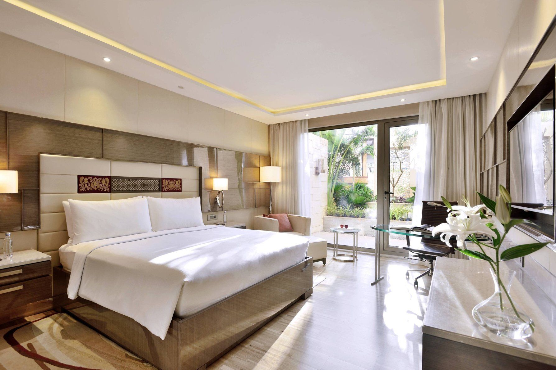 Executive lounge access, Guest room, 1 King, Balcony