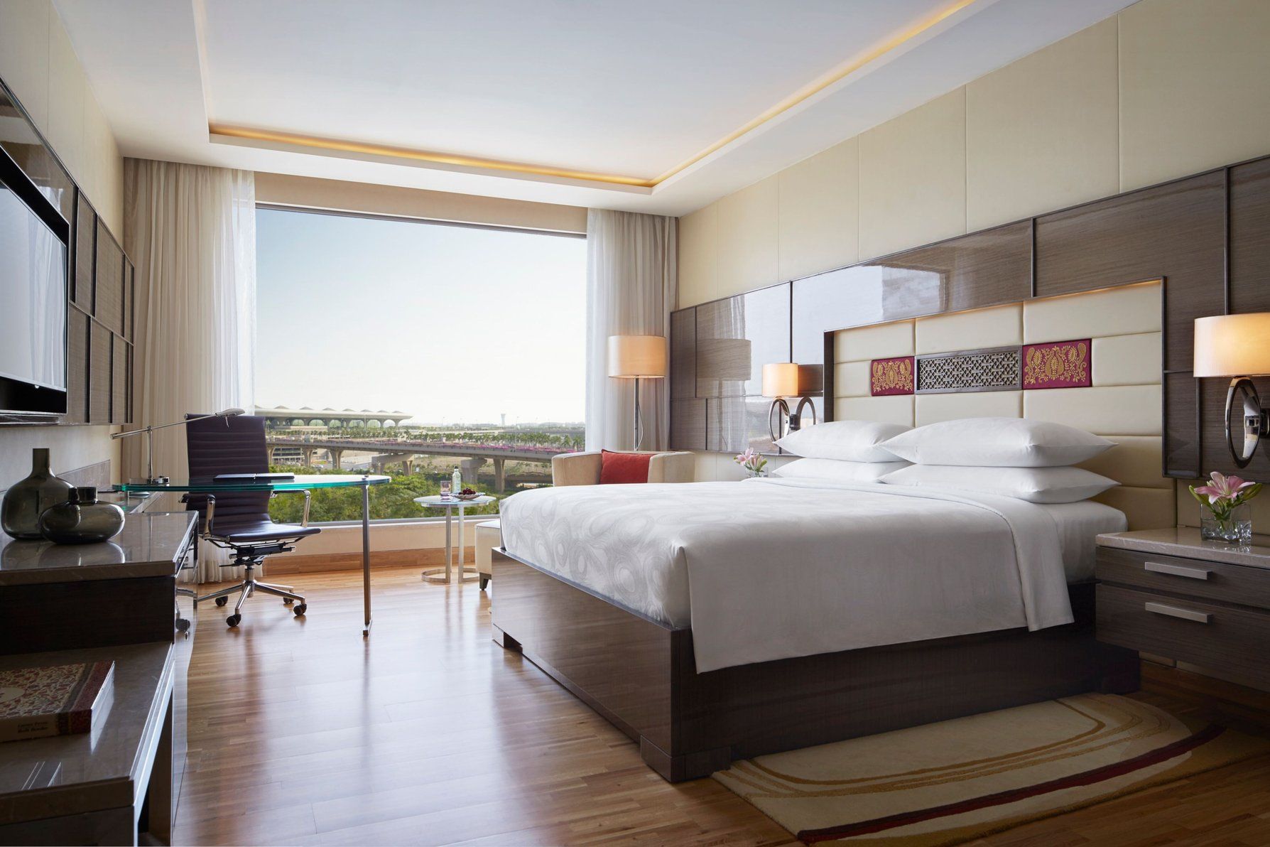 Deluxe Suite, Executive lounge access, 1 Bedroom Suite, 1 King, Balcony