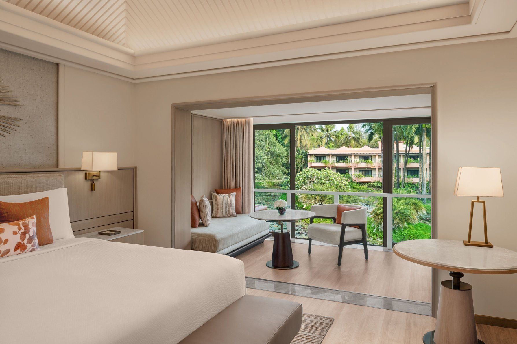 Conservatory Premier, Larger Guest room, 1 King, Lagoon view
