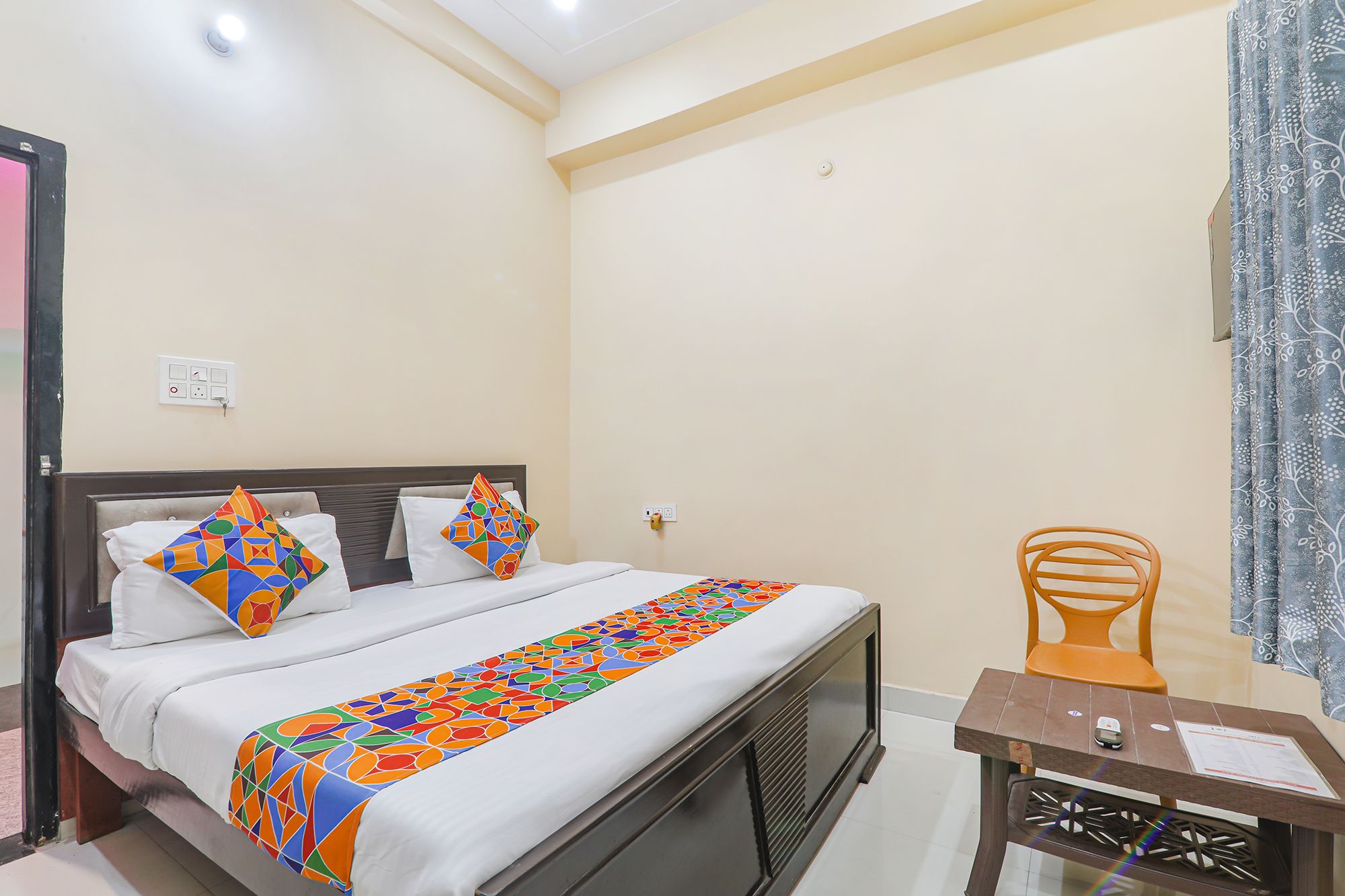 FabExpress Saryu Deluxe Room 3