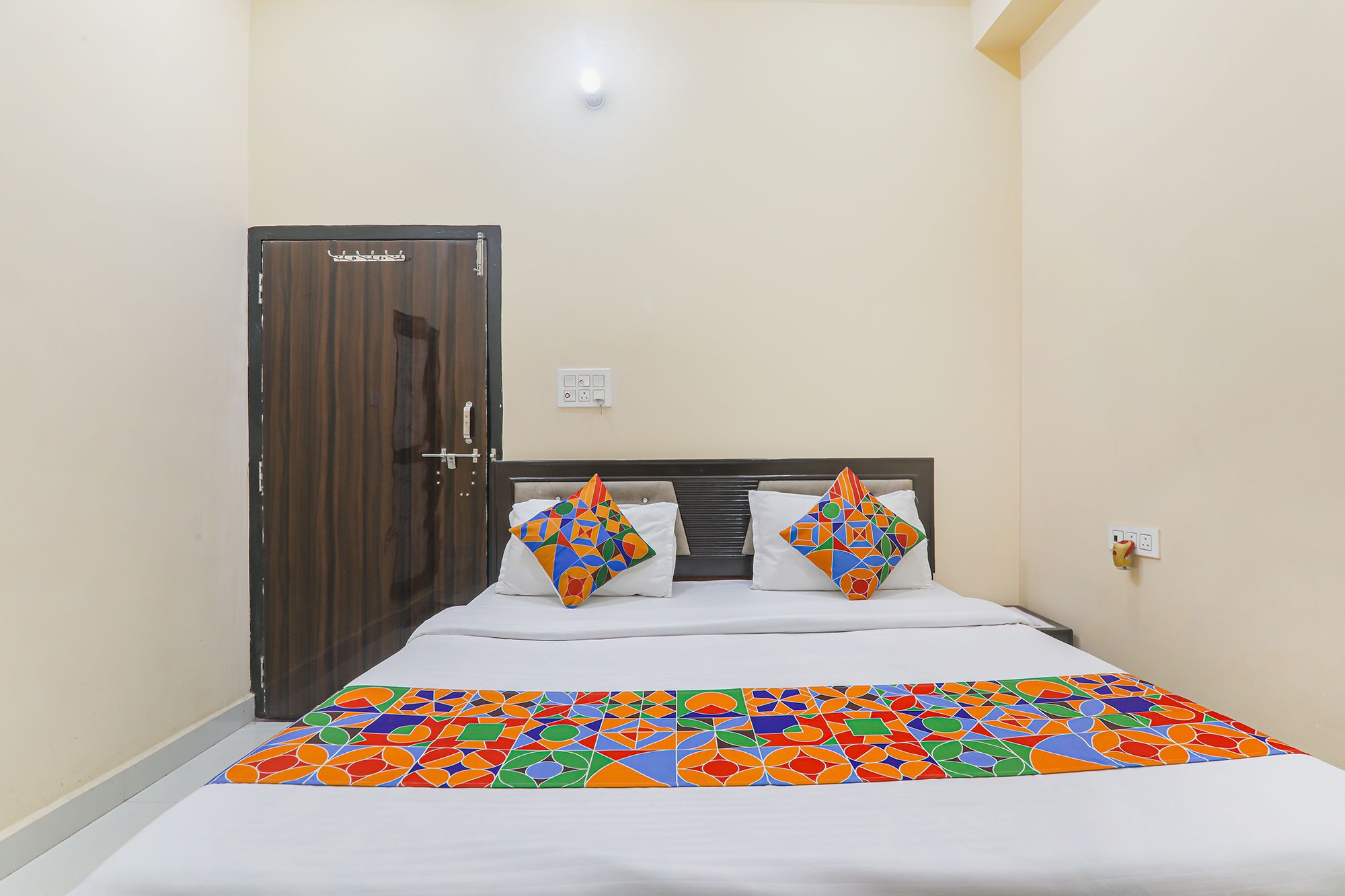 FabExpress Saryu Deluxe Room
