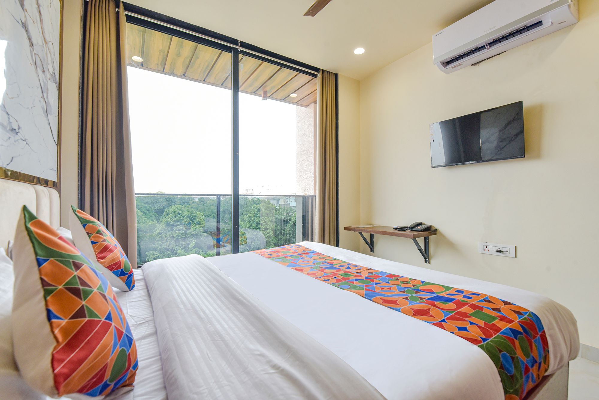 FabHotel Blooming Beds Pearl Deluxe Room  3