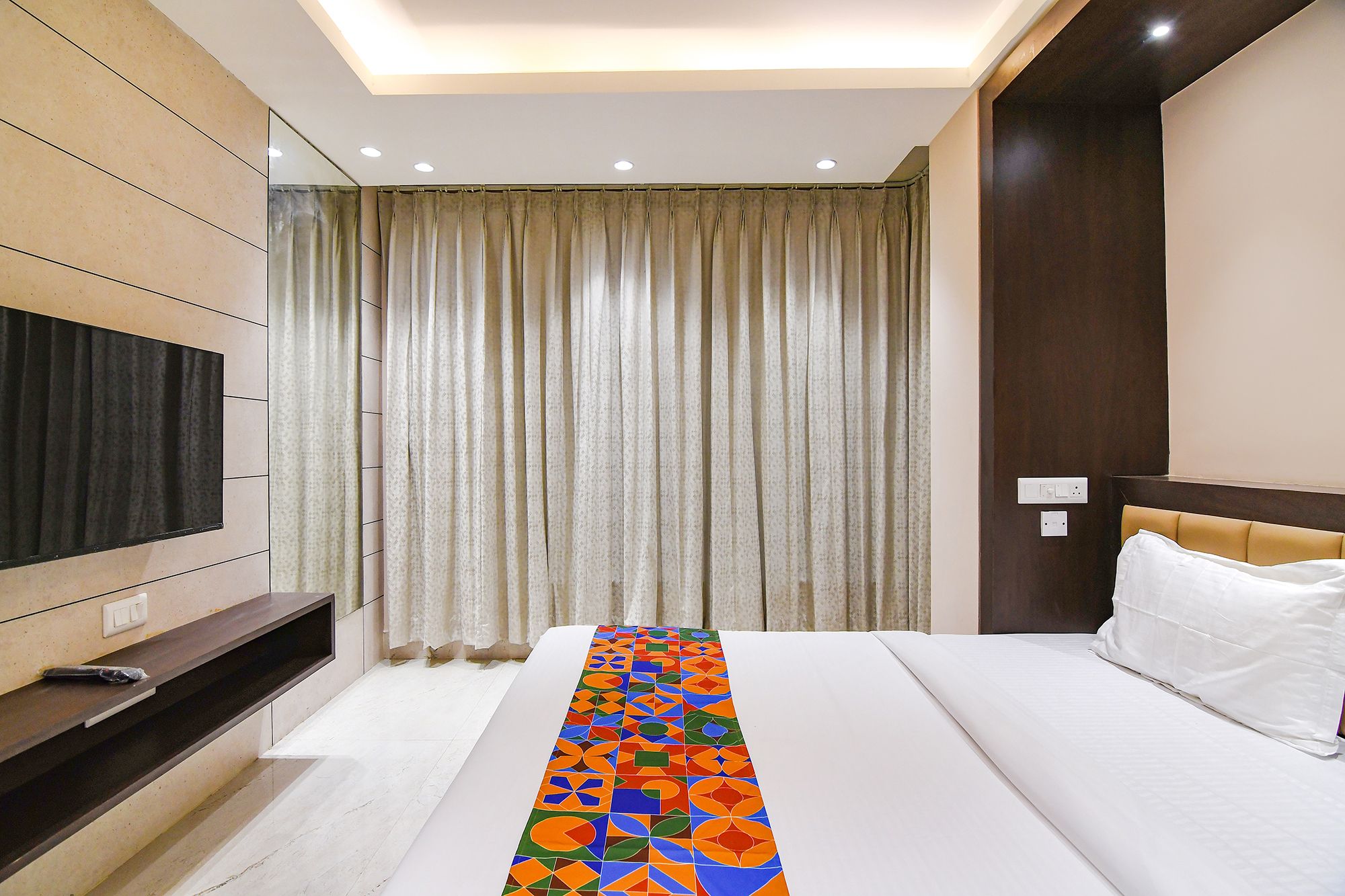 FabHotel Samotel Deluxe Room  3