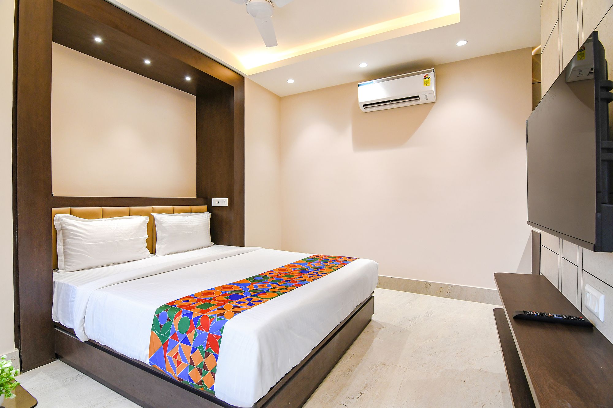 FabHotel Samotel Deluxe Room  2