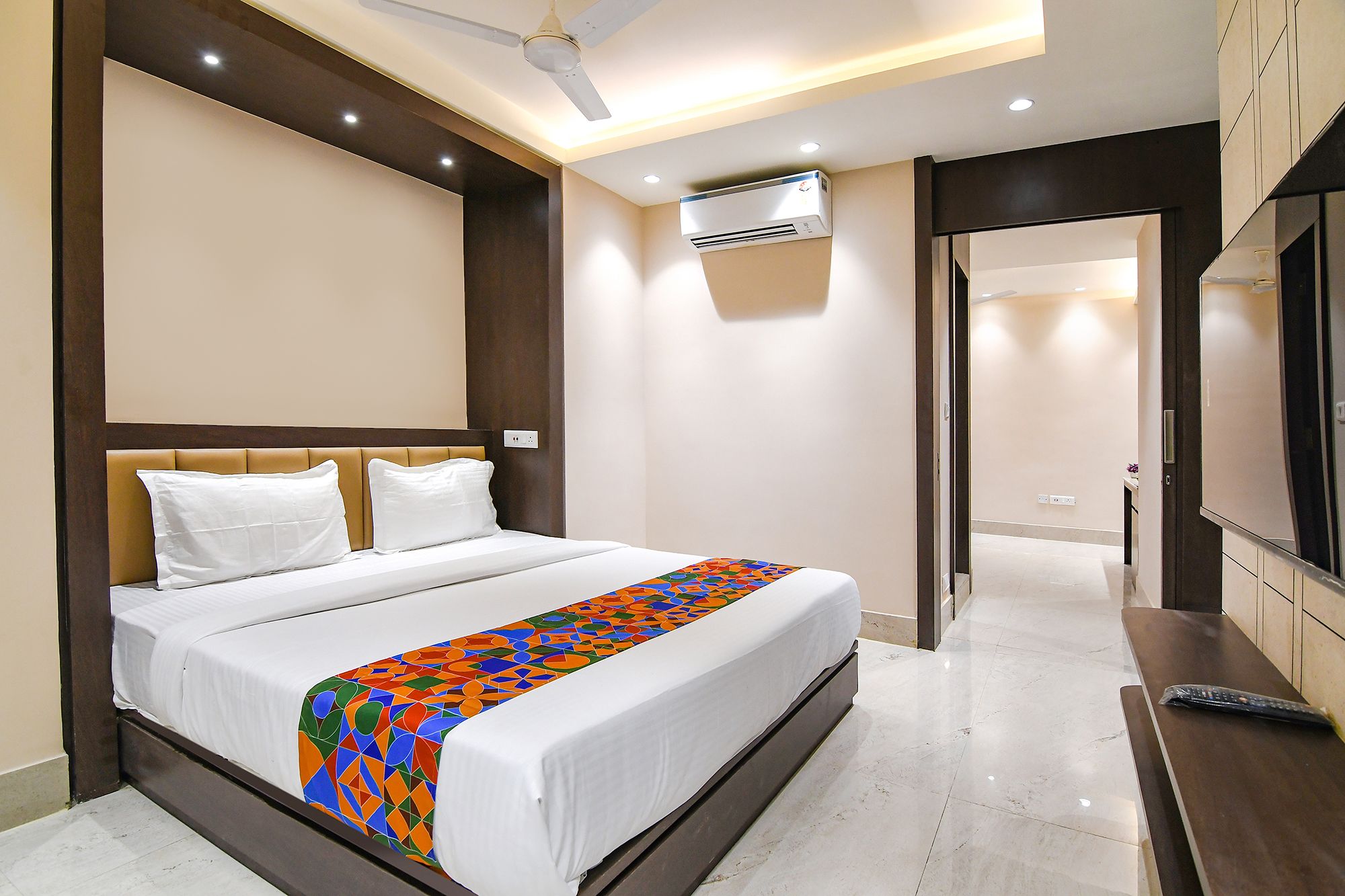 FabHotel Samotel Deluxe Room  4