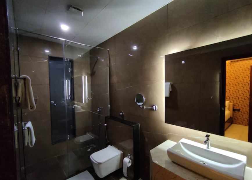 Silver Cloud Pool View Room with King Bed and Balcony 3