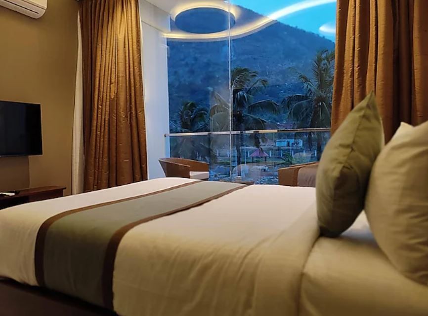 Silver Cloud Double Premium Pool View 2