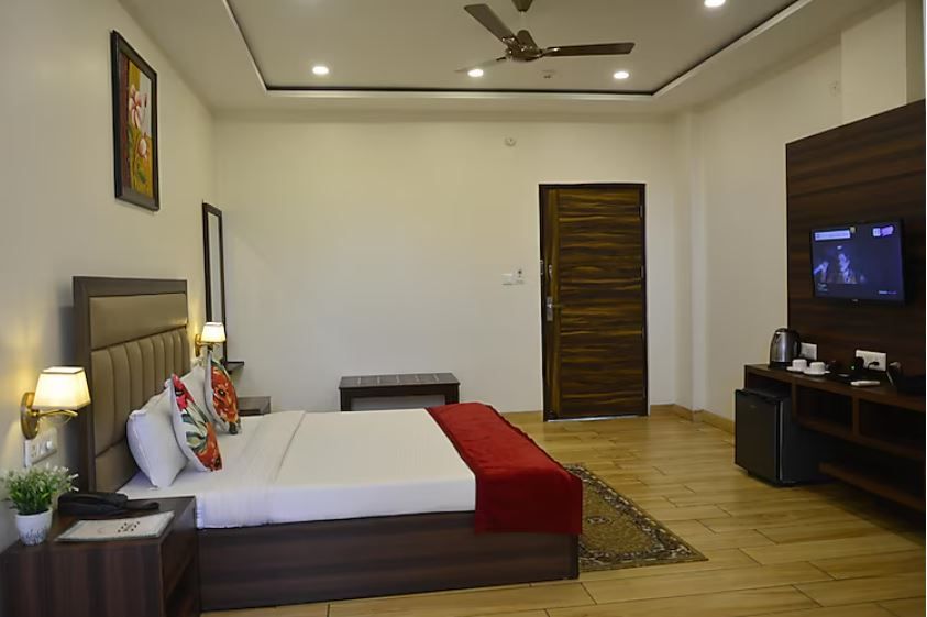 Super Deluxe with River Side View and Mountainside View with Balcony