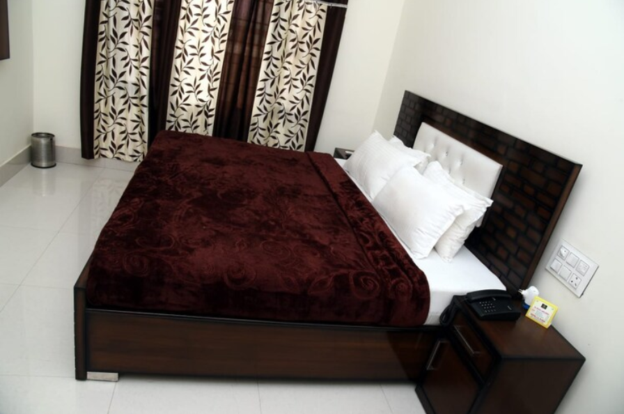 JS Plaza Deluxe Room 3