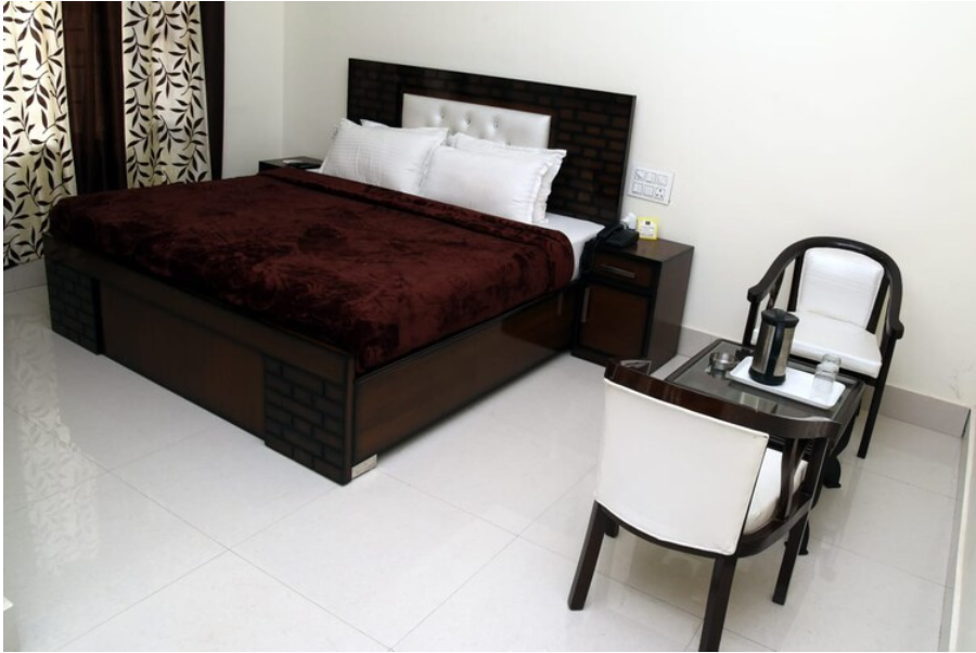 JS Plaza Deluxe Room 4