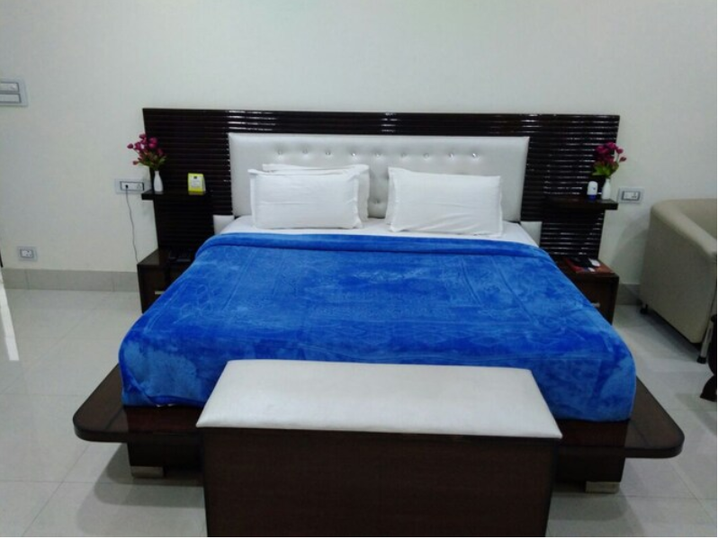 JS Plaza Deluxe Room 2