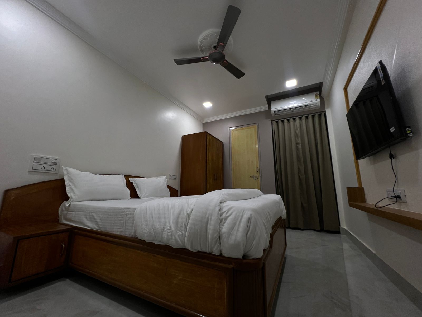 HOTEL HIGHLAND Executive AC room 2