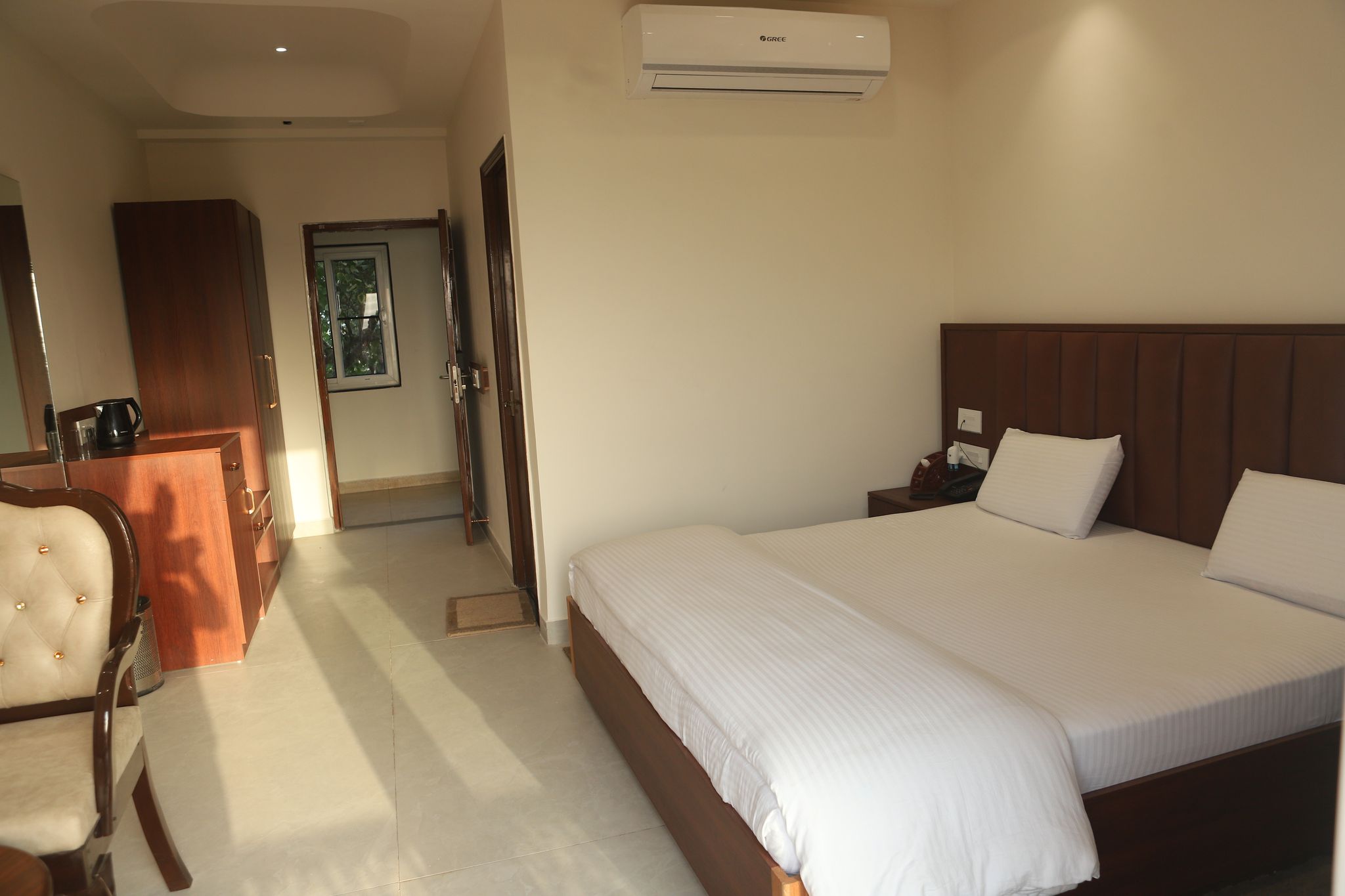 ISKCON Prayagraj Guest House Deluxe Double Room 5