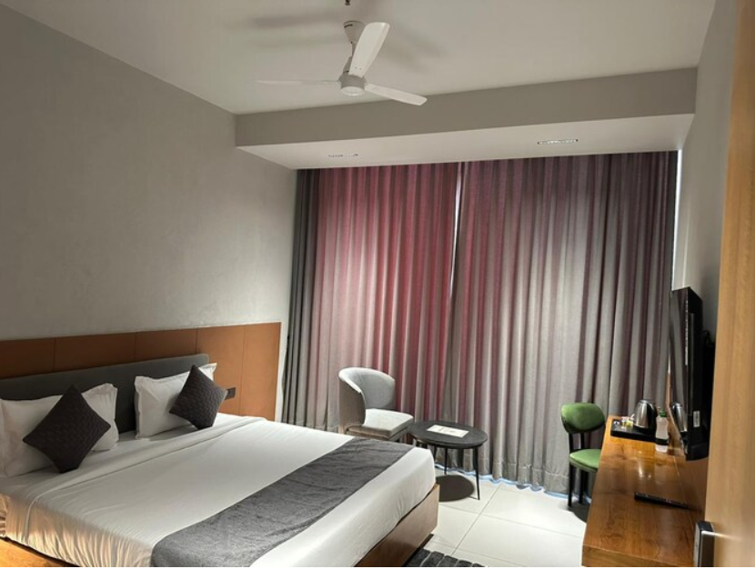 Court Regalia Super Deluxe Room With Wifi 2