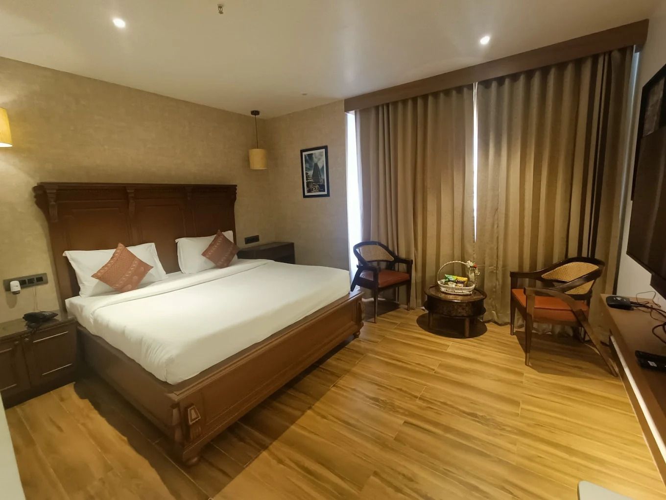 Hotel Capital Luxury Suites STANDARD ROOM - TWIN BEDDED