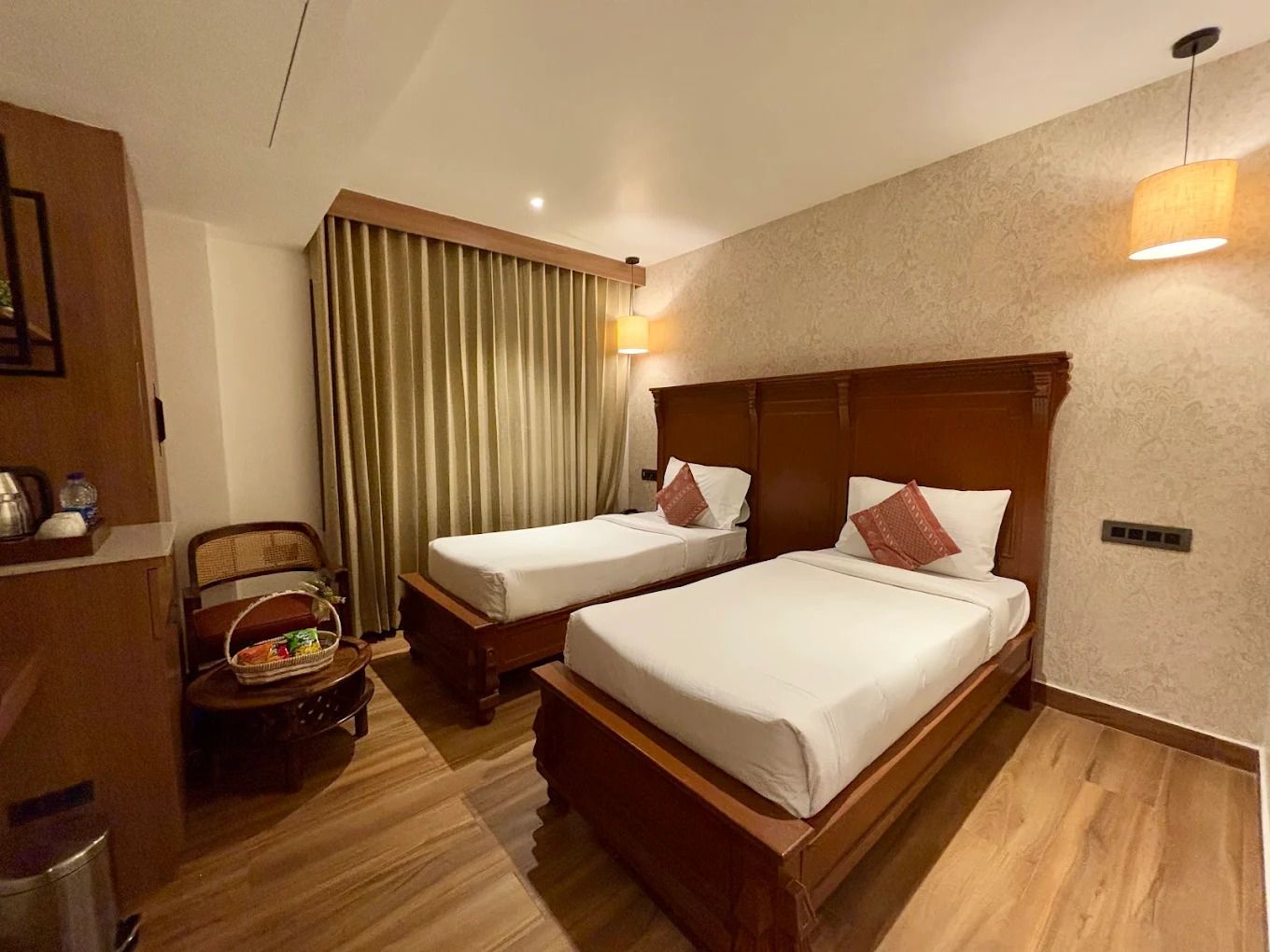 Hotel Capital Luxury Suites STANDARD ROOM - TWIN BEDDED 2