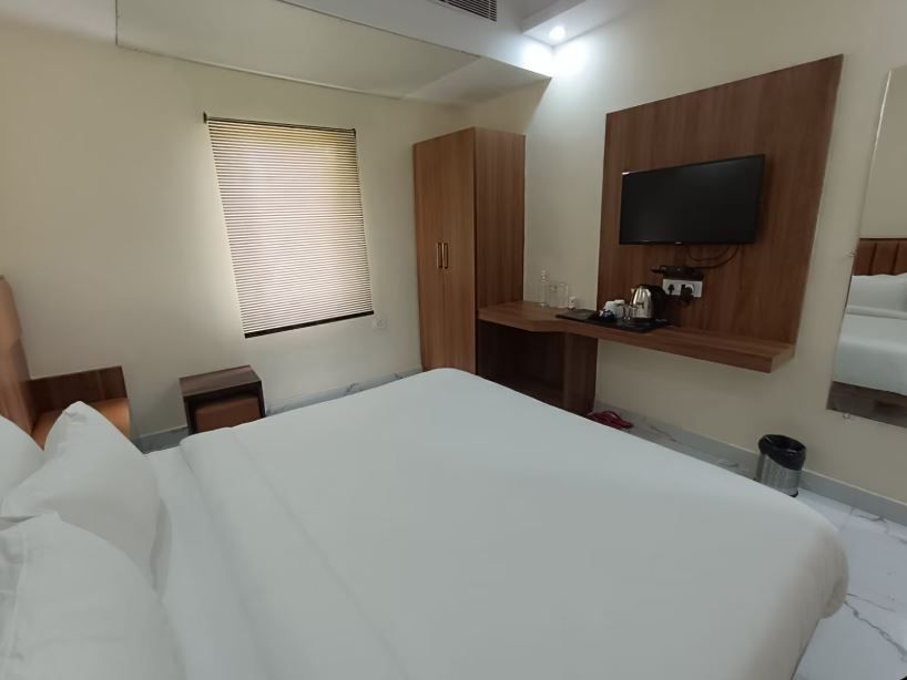 Hotel Paramveer Standard Room 5