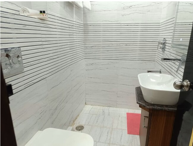 Hotel Paramveer Standard Room 7