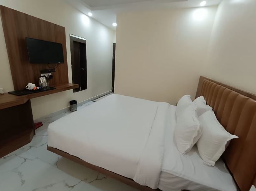 Hotel Paramveer Standard Room 4