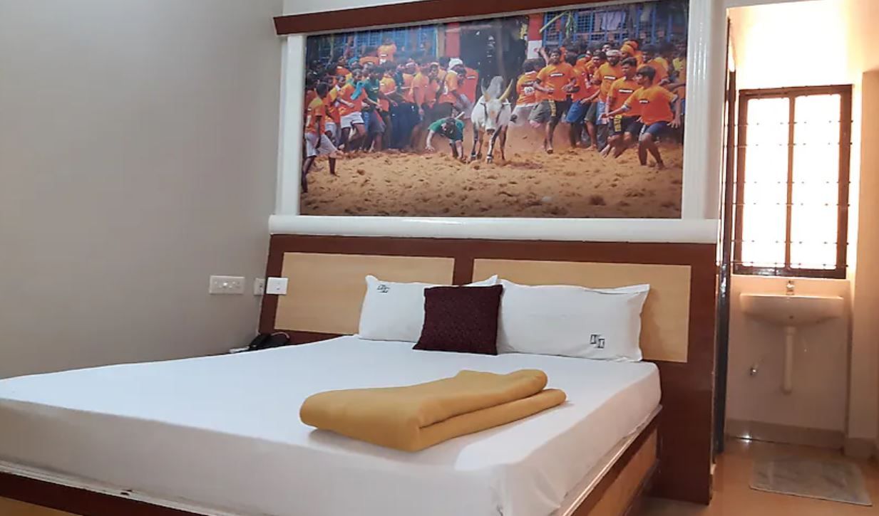 DELUXE TRIPLE BED AC ROOM