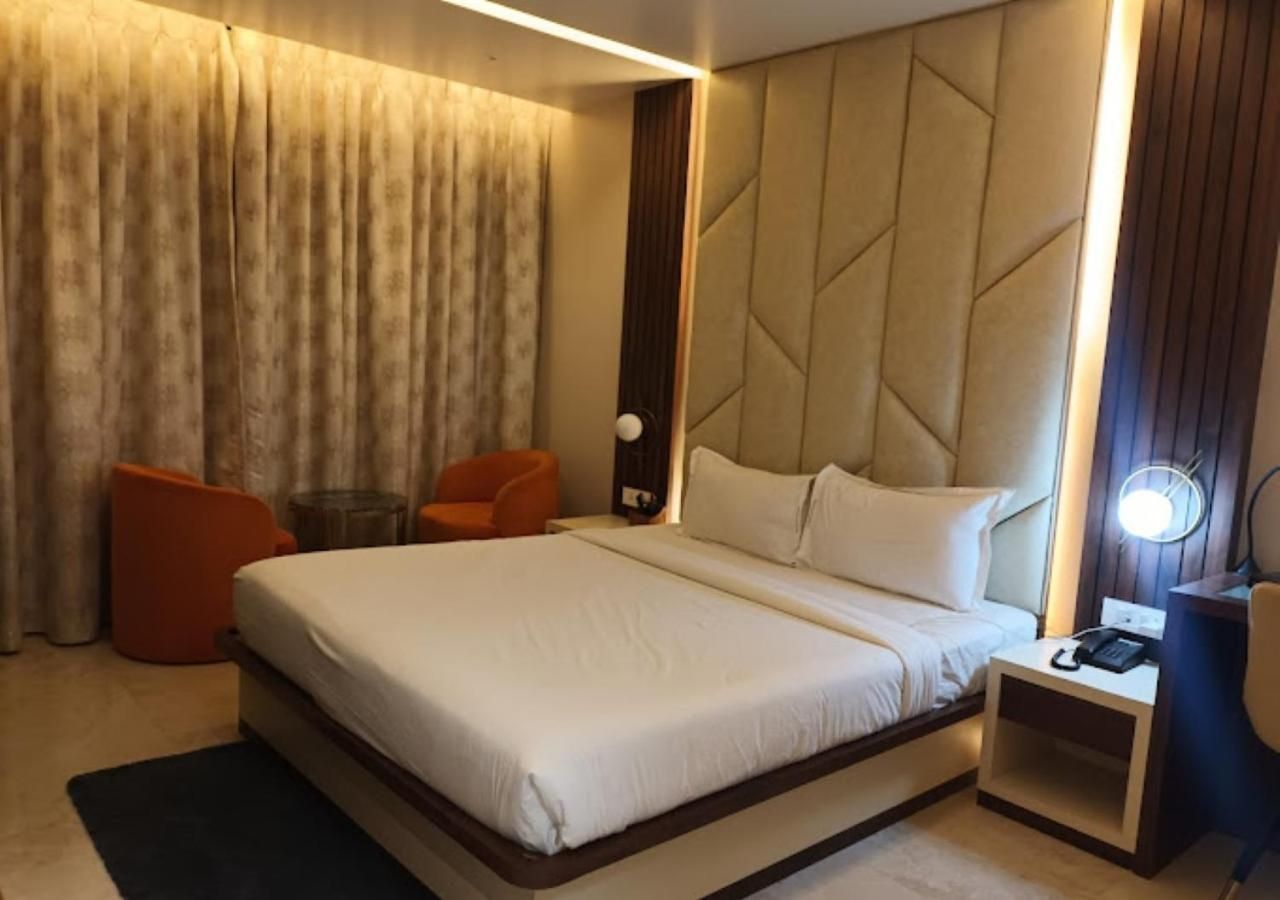 The Grand Embassy Hotel Deluxe room 4