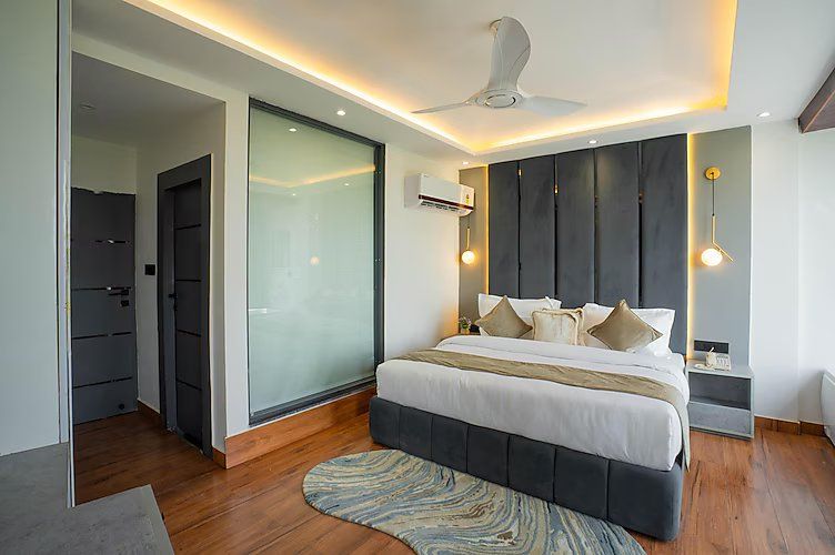 Deluxe Suite with Balcony I Bathtub I Ganges View