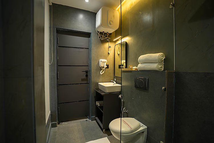 Deluxe Suite with Balcony I Bathtub I Ganges View