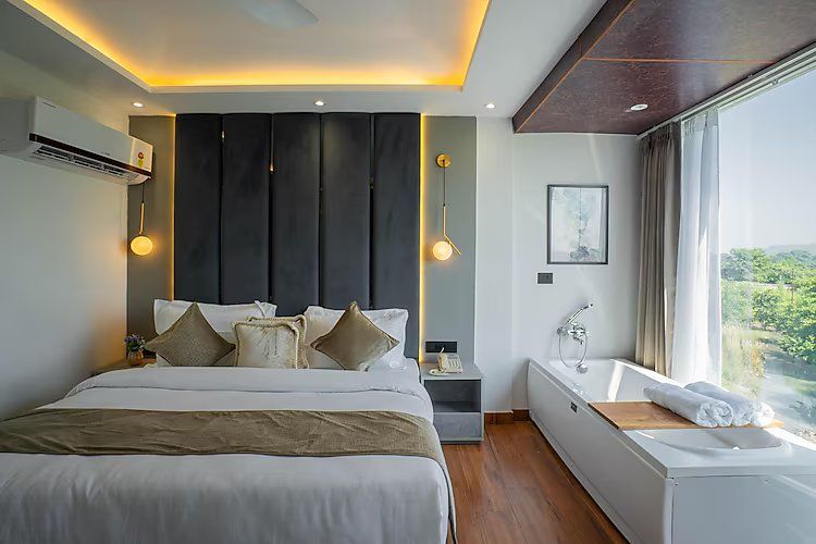 Deluxe Suite with Balcony I Bathtub I Ganges View