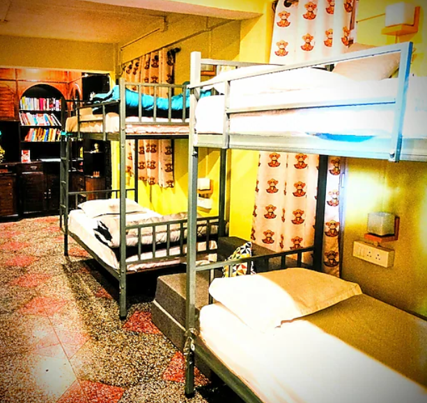 Hidden Monkey Darjeeling, Railway Station 8 Bedded Mixed Dormitory 4