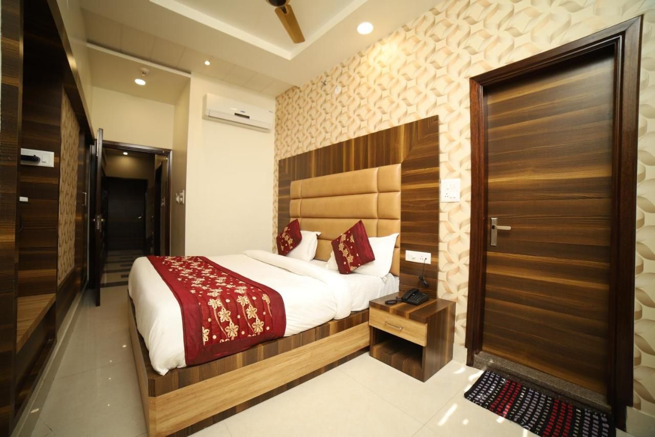 Hotel Om Sai	Amritsar Deluxe Room 2