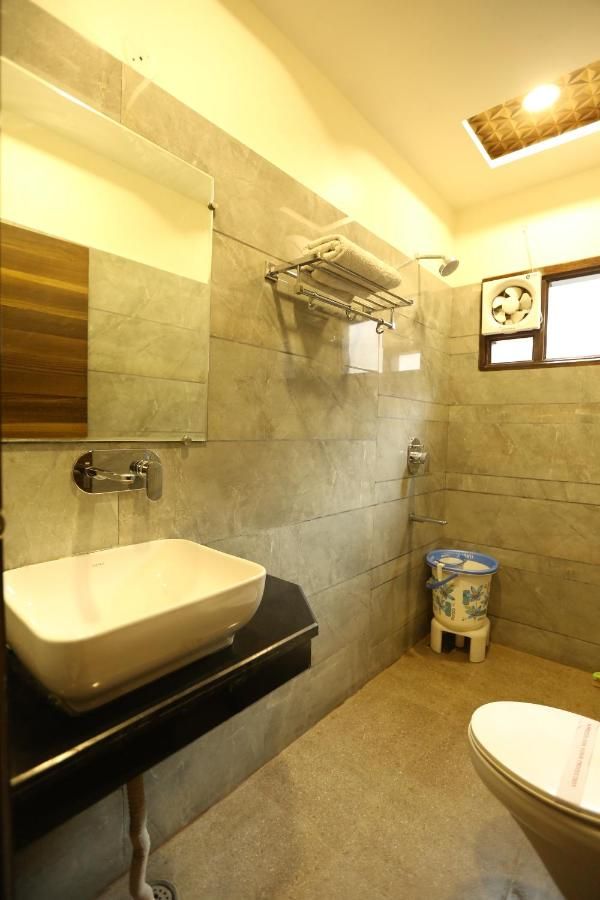 Hotel Om Sai	Amritsar Deluxe Room 5