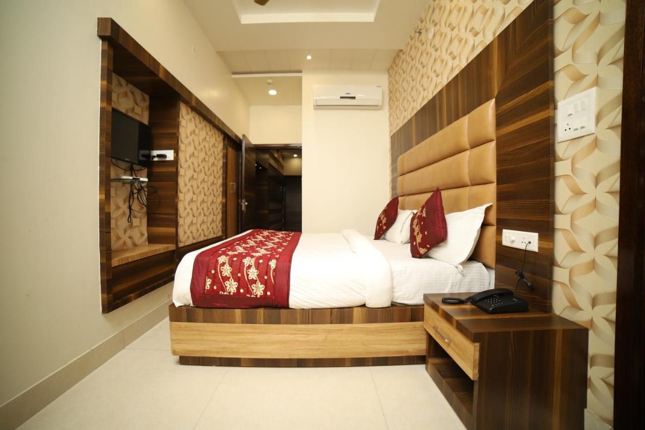 Hotel Om Sai	Amritsar Deluxe Room 4