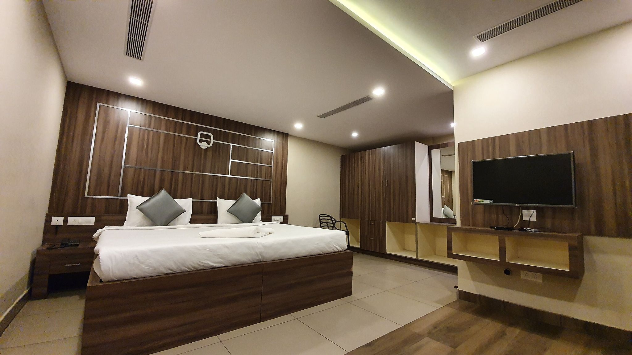 Hotel Uc Plaza PREMIUM AC ROOM WITH BALCONY 4