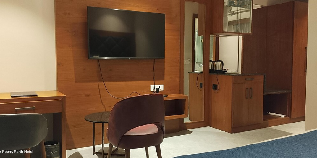 Hotel Parth Deluxe Room 4