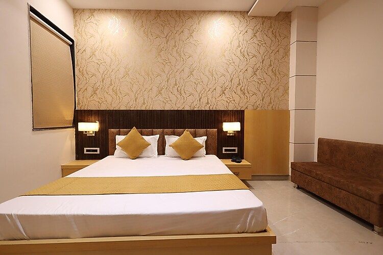 EXECUTIVE ROOMS