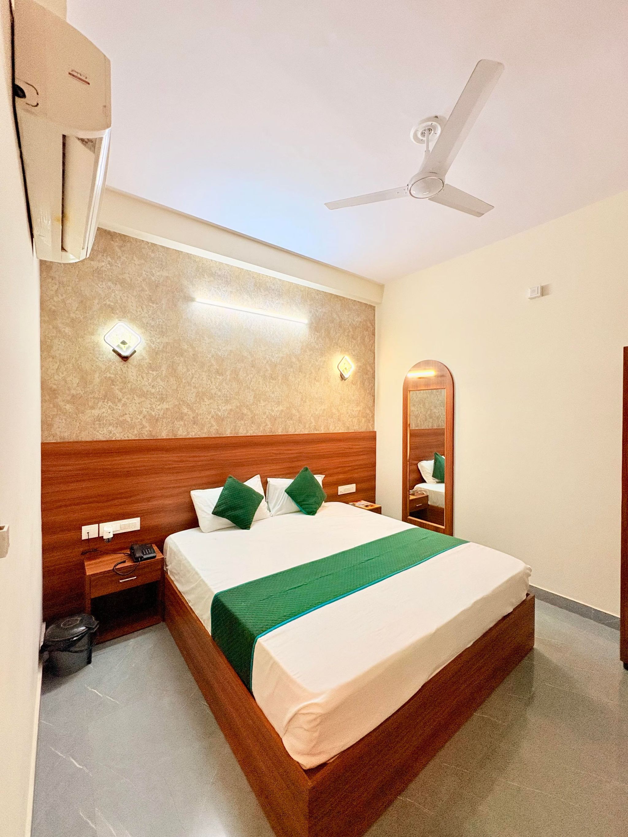 Standard double room (with front view)