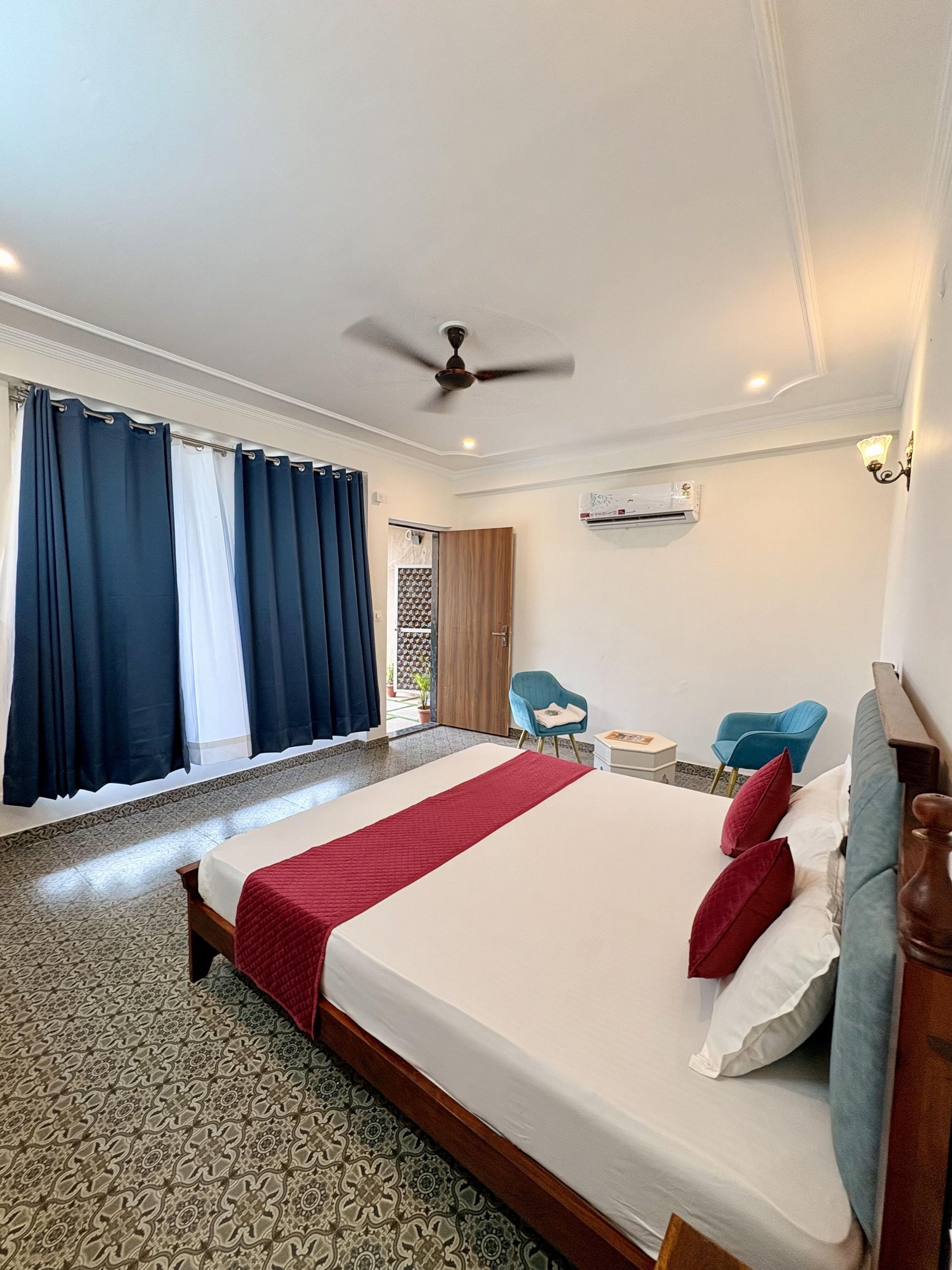 Standard double room (with front view)