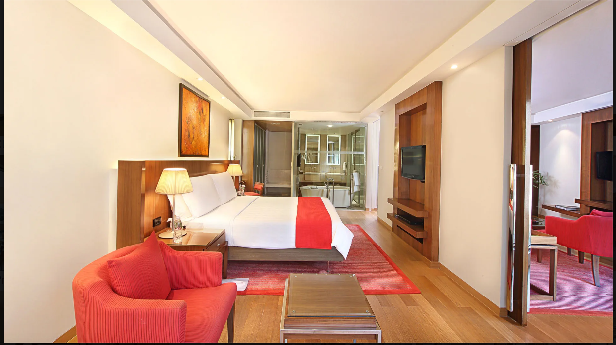 Deluxe Suite with Living Room and Bathtub