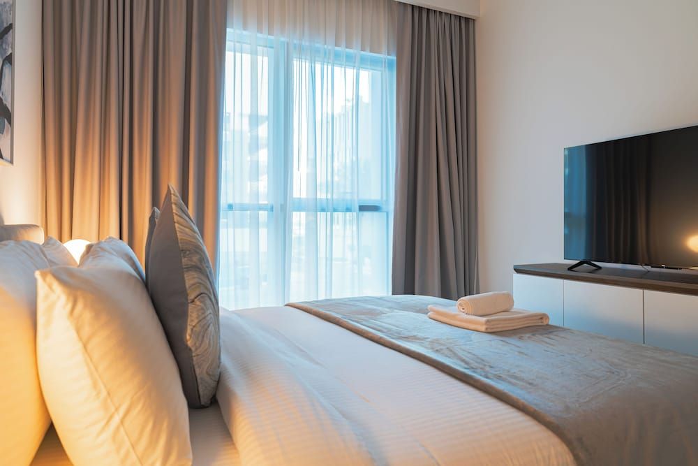 YOUR STAY Apartments Luxury Beachfront Living Premium Apartment, 1 King Bed, Balcony, Corner 3